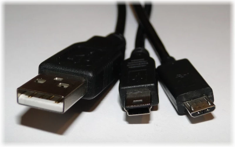 USB (Universal Serial Bus)